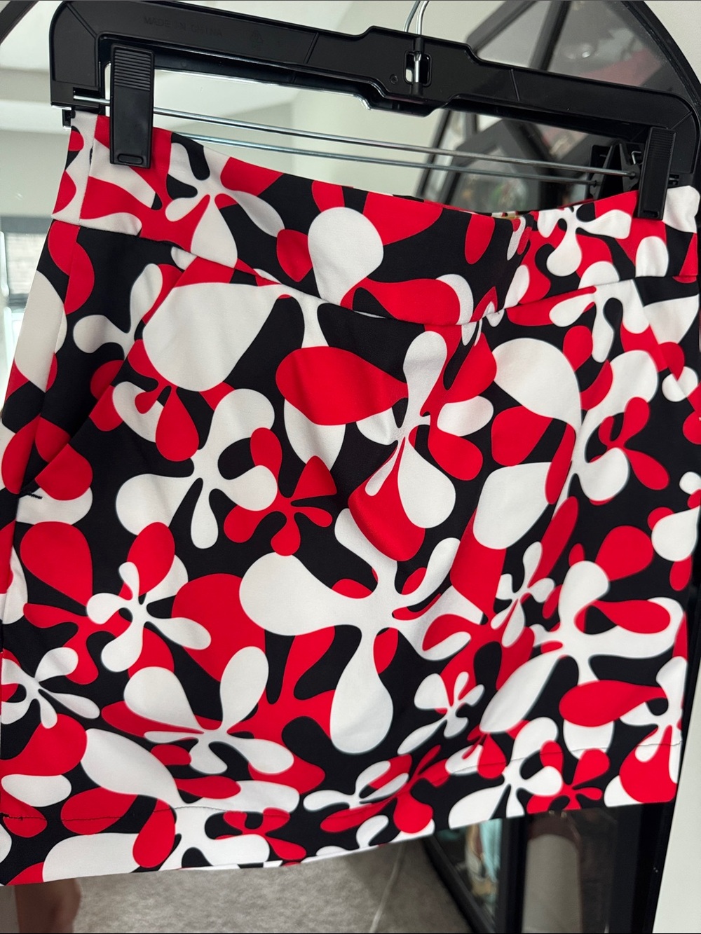 Loudmouth golf she loves me not size 6 Bold Red & Black Abstract Print Skort